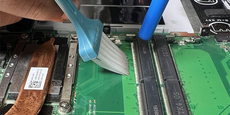 limpiar la ranura de RAM