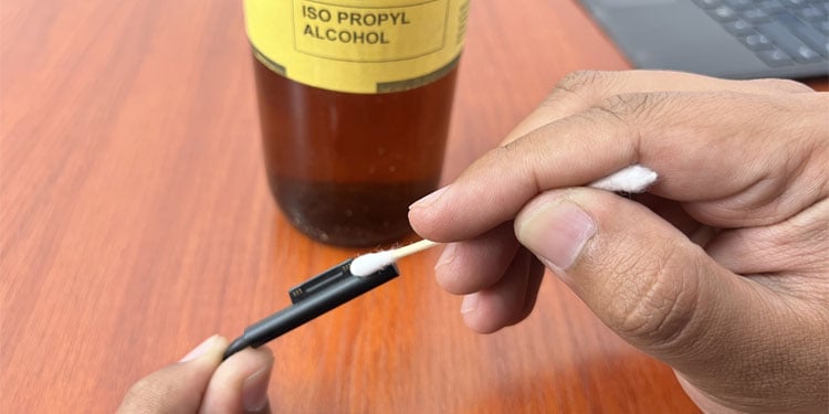 Limpie la superficie Pin del cargador Hisopos con alcohol isopropílico