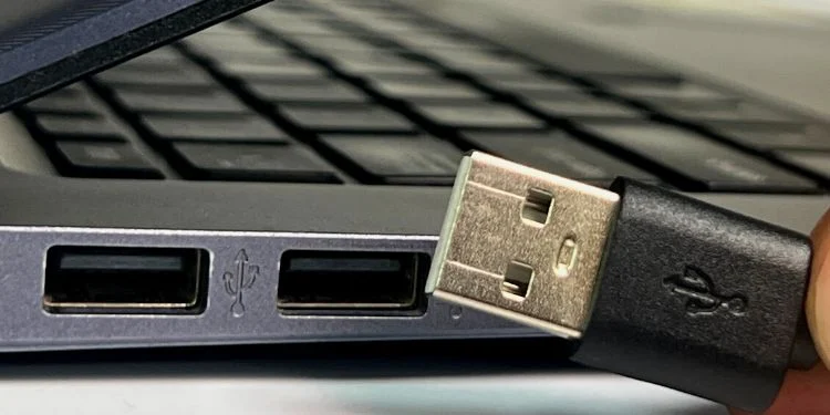 Conecte el puerto USB A a la computadora portátil