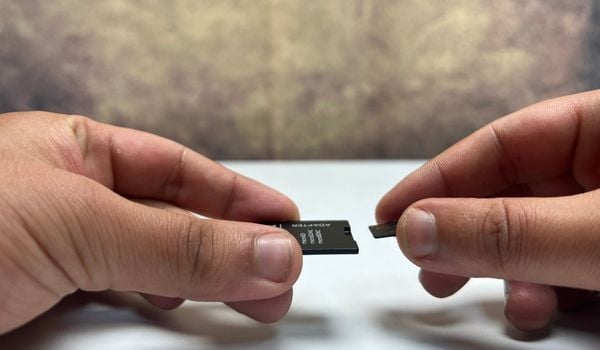 Inserte Microsd en el zócalo del adaptador de tarjeta SD