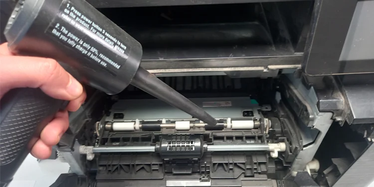 Sople el polvo y la suciedad de la impresora