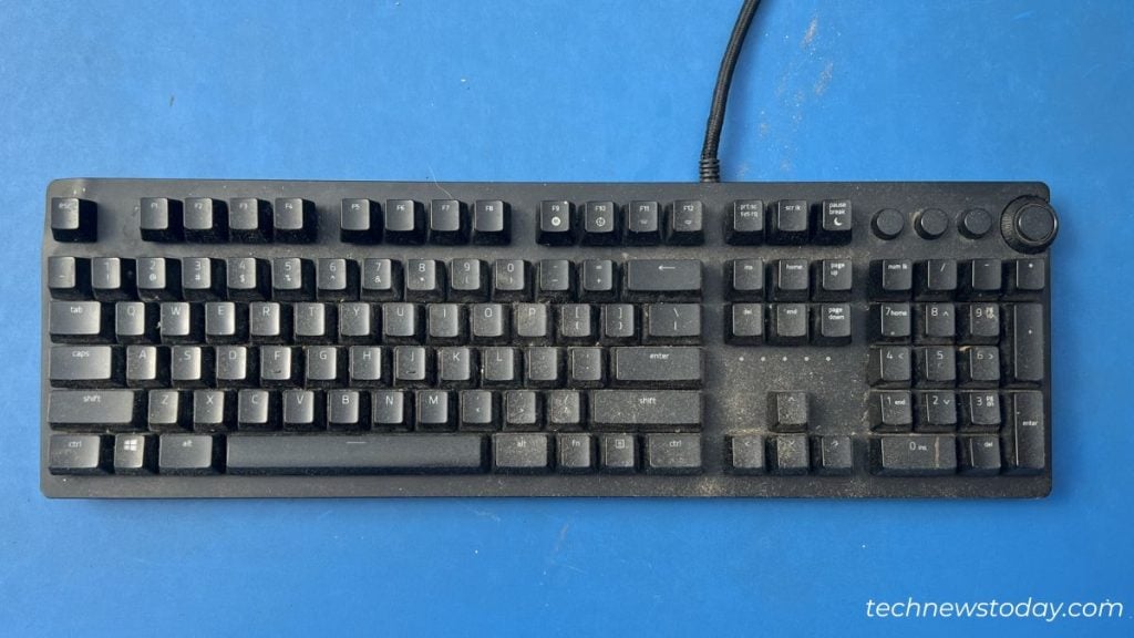 placing dirty razer keyboard in table