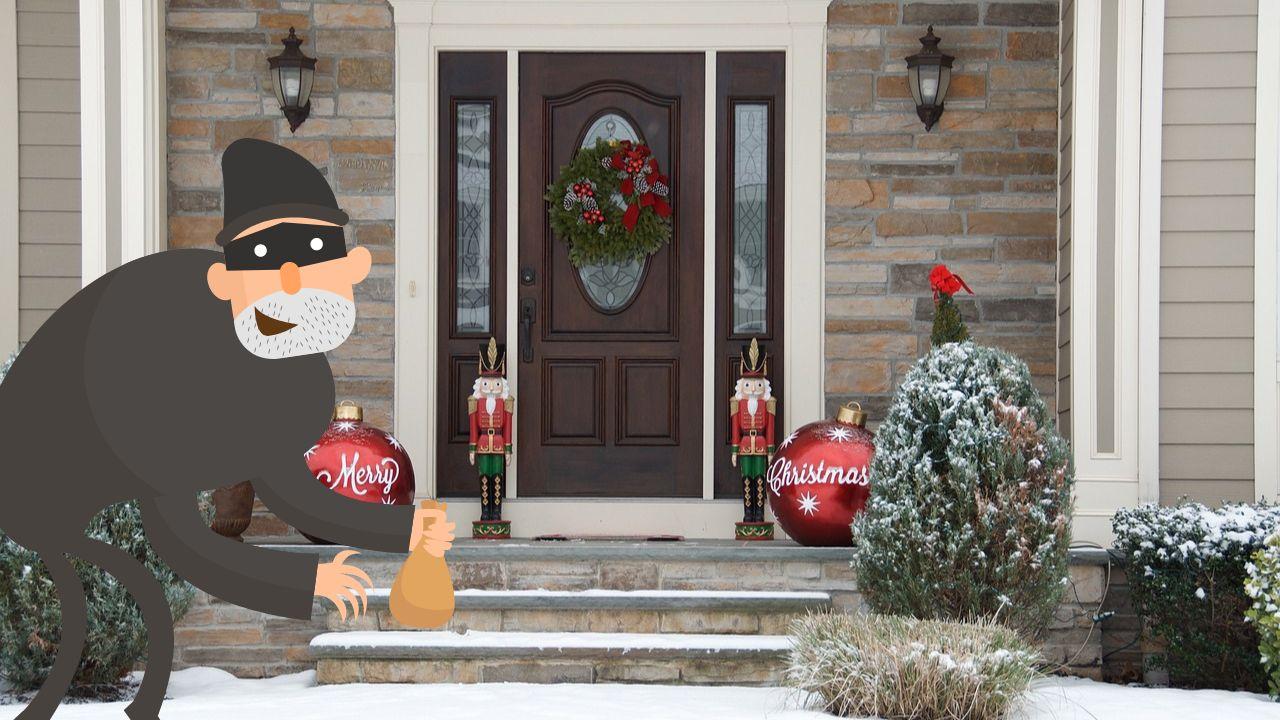 Un ladrón preparándose para robar una casa en Navidad